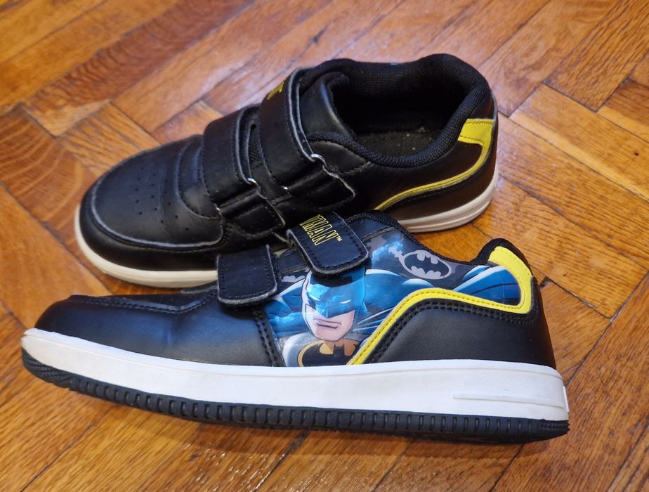 Обувки Батман номер 34 +подарък още едни