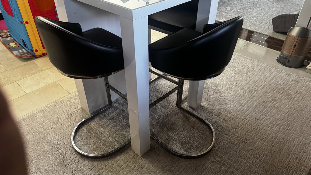 Bar de lux cu trei scaune – design elegant și calitate superioară