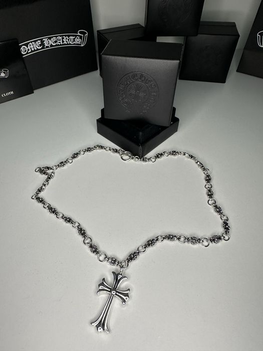 Колие на марката Chrome Hearts