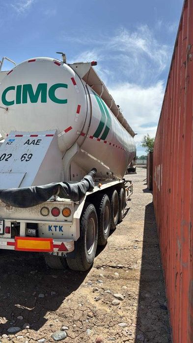 тягач с полуприцеп- цементовоз