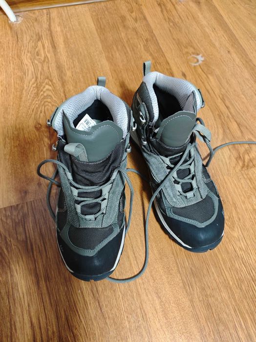 Дамски туристически обувки QUECHUA