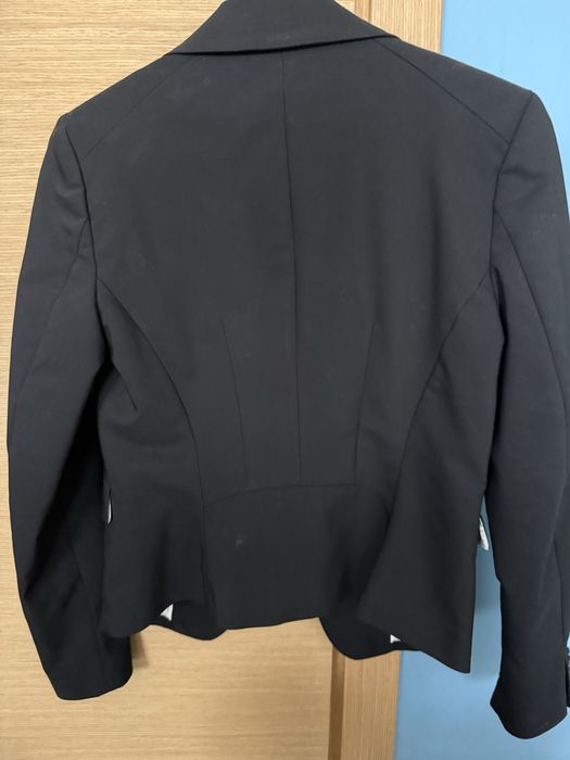 Вталено, късо, черно сако
