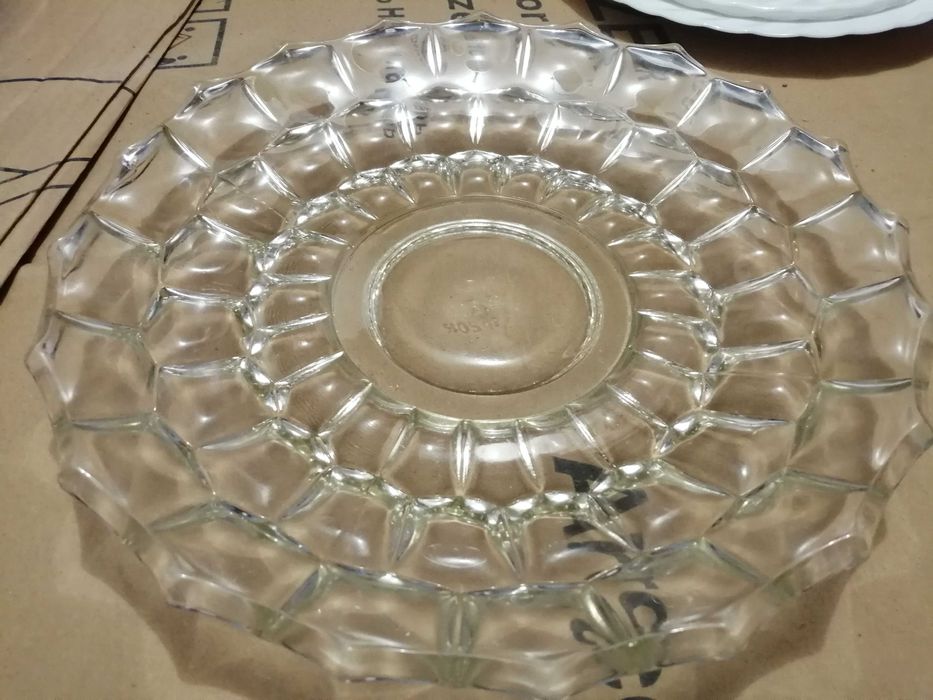 Тарелки, столовые приборы.