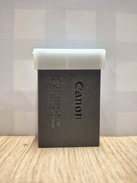 ПРОДАВАМ Пълен кит: Canon EOS R10 + RF 18-150mm + 2 Оригинални батерии + Чанта