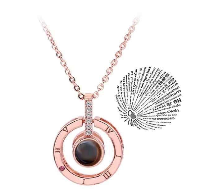 Colier cu pandantiv special cu proiecție „I Love You” în 100 de limbi.