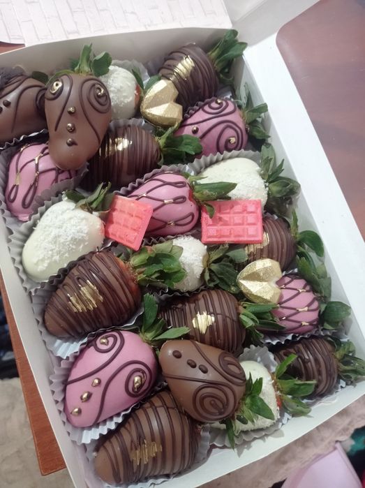 Клубника в шоколаде, букеты, боксшы, подарки, цветы