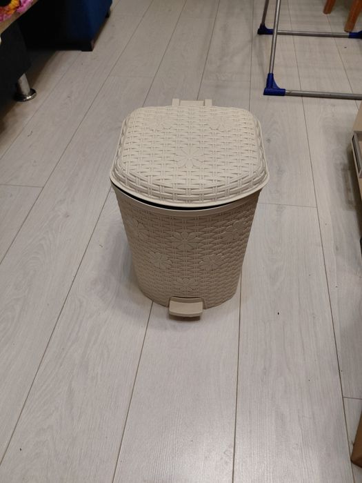 Продам контейнер для мусора и ёршик