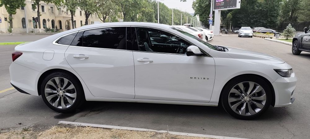 Малибу 2 отмасферный мотор 2.5 в Идеальном состоянии.