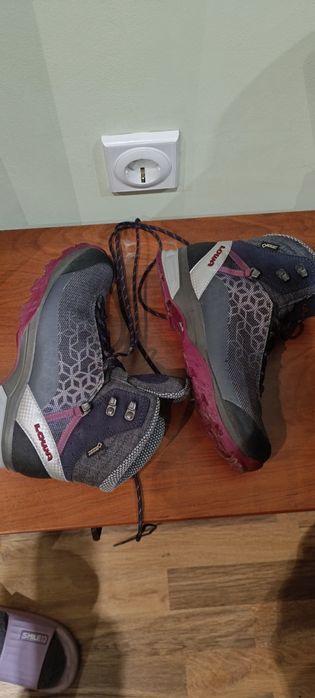 Дамски туристически обувки Lowa номер 38