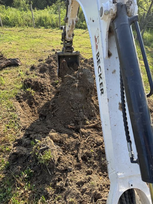 Услуги  с малък багер( Мини багер) 2.6т. Тристранен самосвал 3.5т.