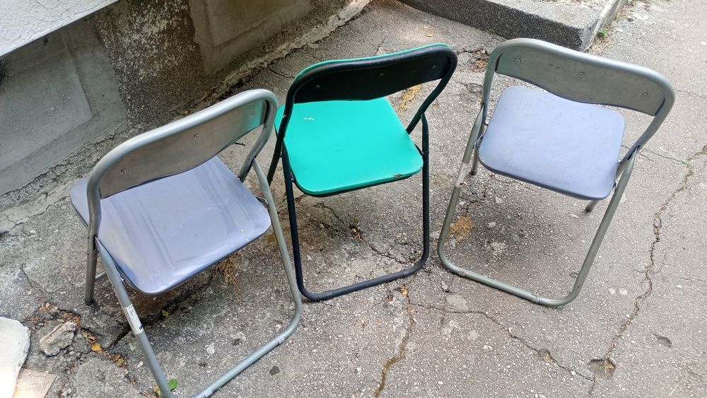 4 ри сгъваеми стола+дървена табуретка