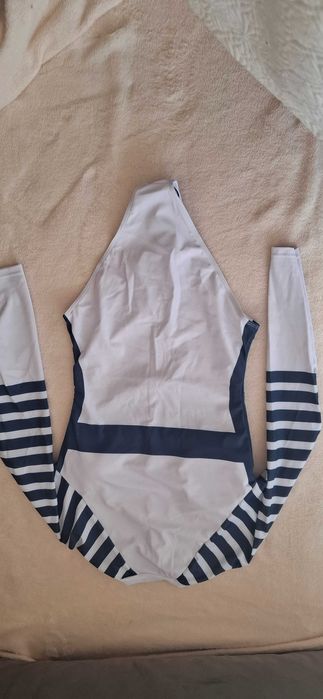 Costum de baie întreg nou