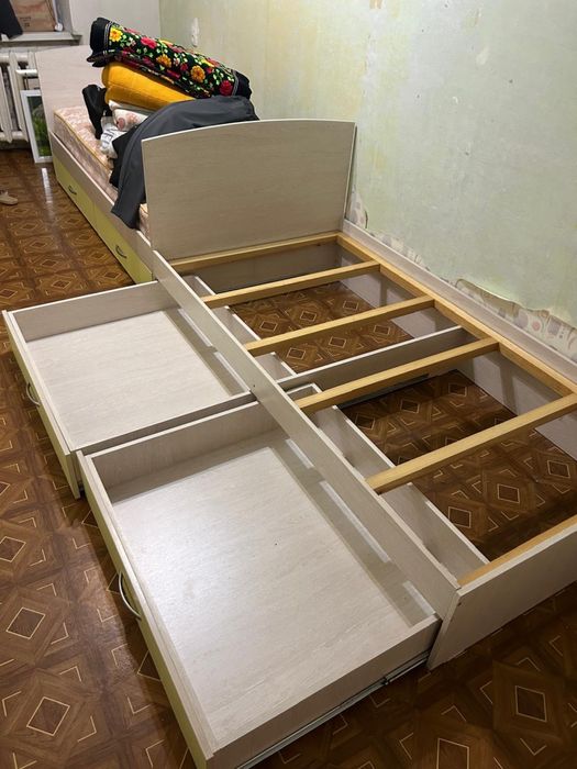 Продам кровати с матрасом , качественные с полками