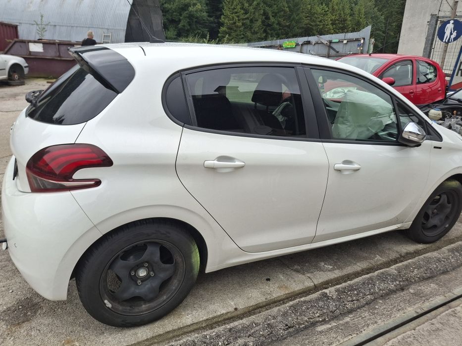 Продавам врати за Peugeot 208