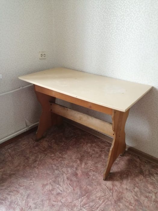 Кухонный стол и шкаф