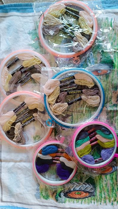 Пяльцы с нитками мулине