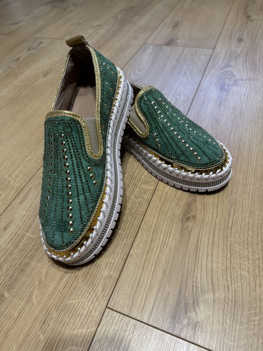 Мокасини с камъни