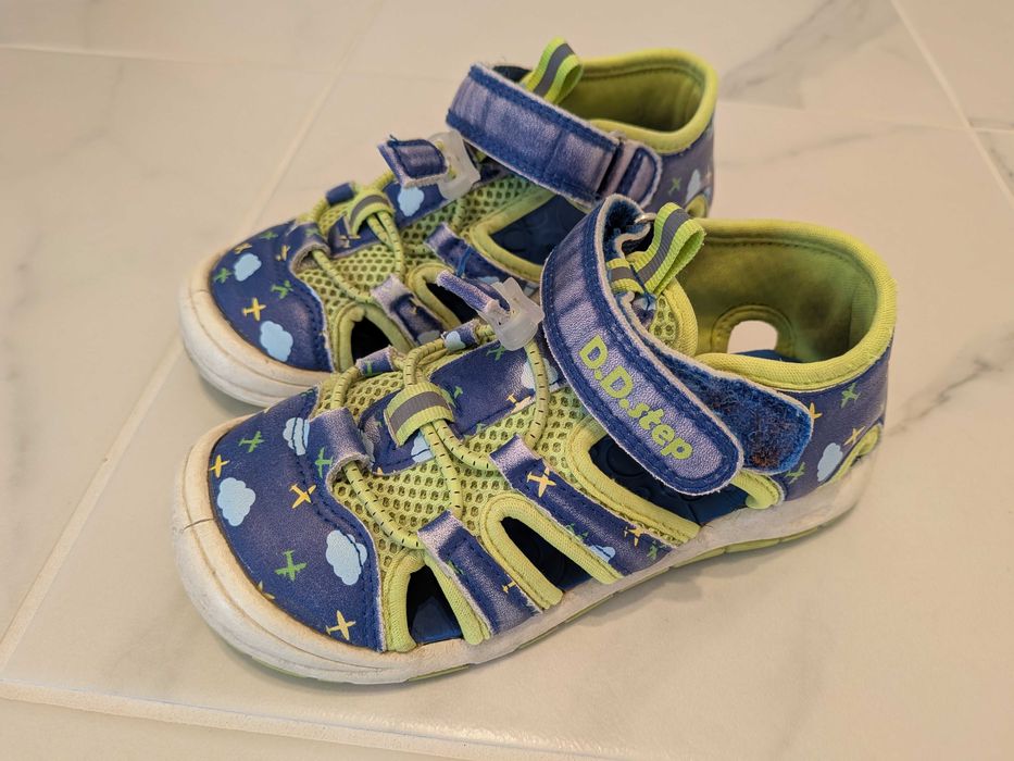 Подарявам 10 чифта запазени детски обувки размер 29 - 30 - София