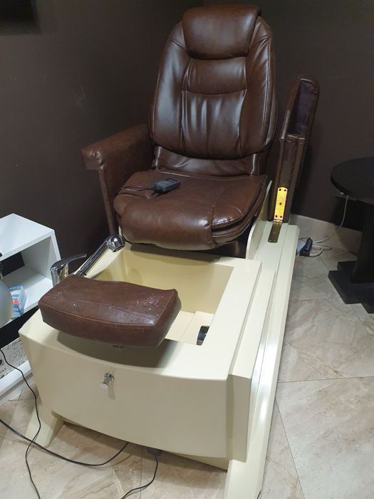 Педикюрен стол и 2 маникюрни  маси