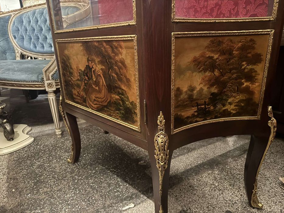 Изящна антикварна витрина