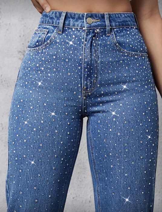 Светли дънки с камъни