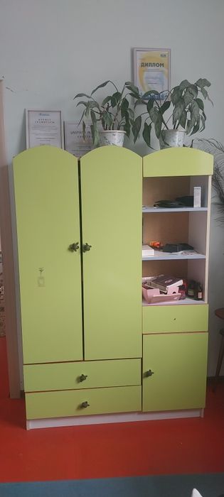 Шкафы ,ковры,стол