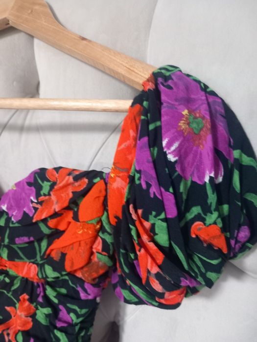 Rochiță înflorat cu umerii goi măsură XS Zara