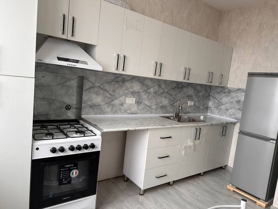 Sergeli 4-metro oldi 2/3/7 40m² boʻlgan yangi kvartira ijaraga berila