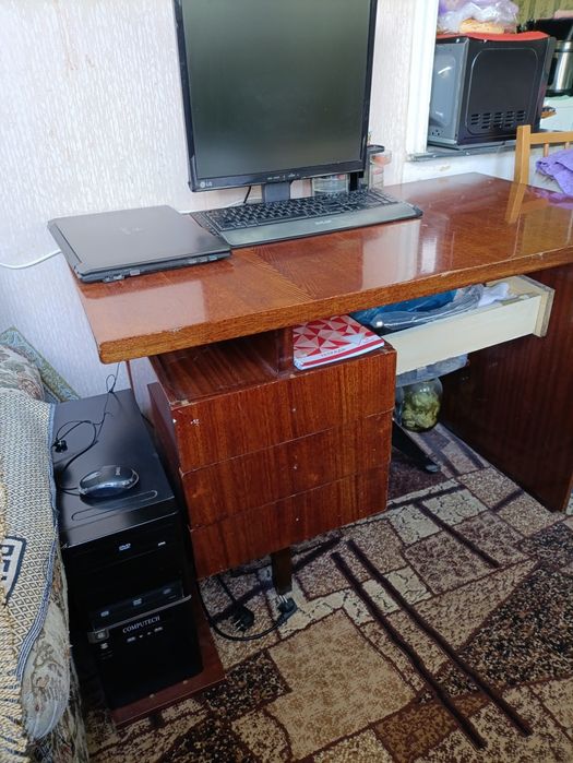 Письменный стол с ящиками