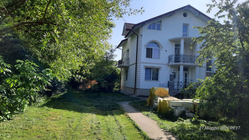 Casa .Apartament de 90mp,cu gradina,  în vila