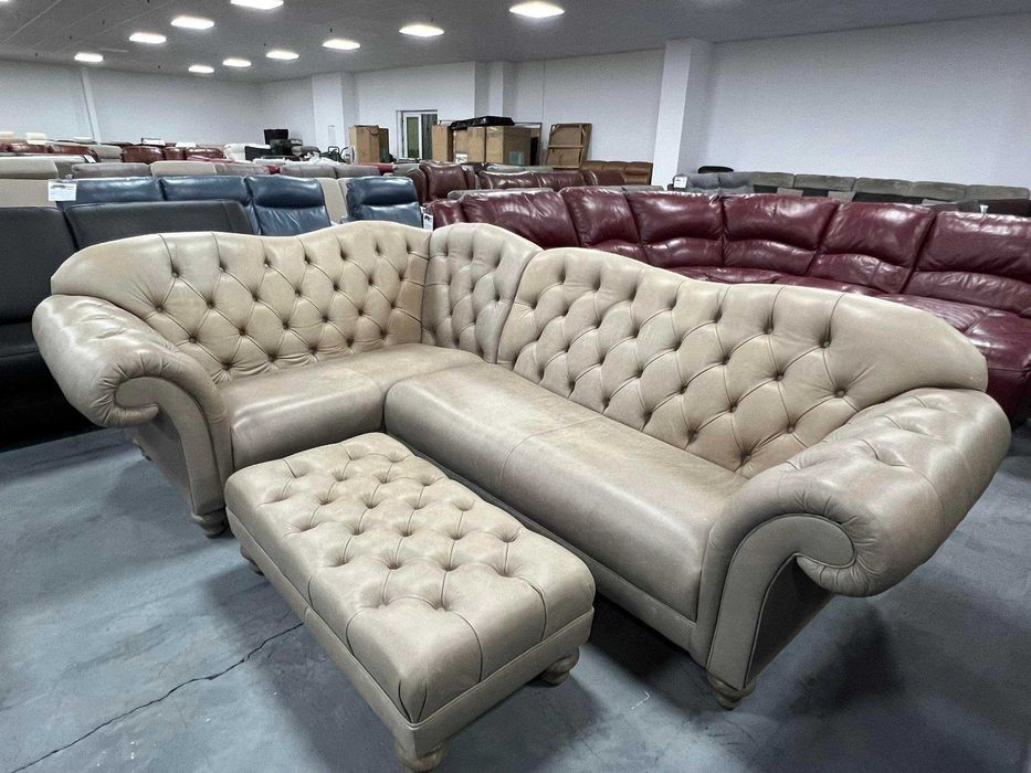 Бежов кожен ъглов диван и табуретка тип Честърфилд