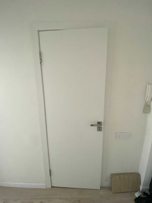 Белая межкомнатная дверь