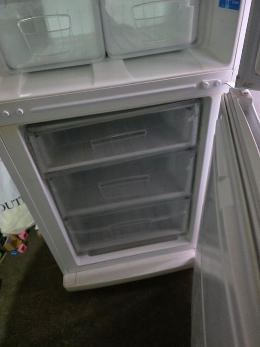Продам холодильник indesit