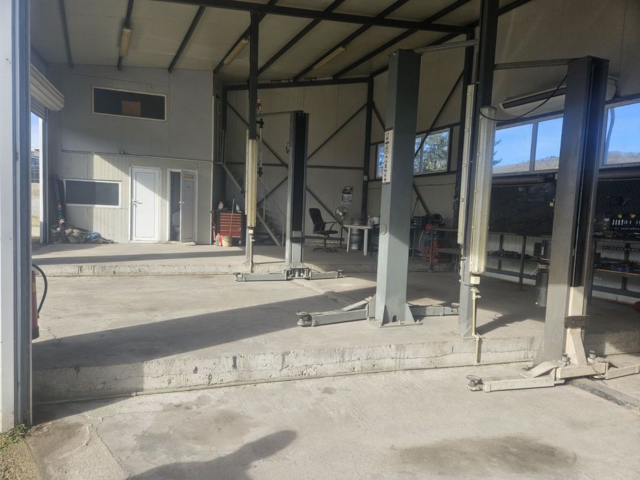 Автосервиз  оборудван / 3 клетки