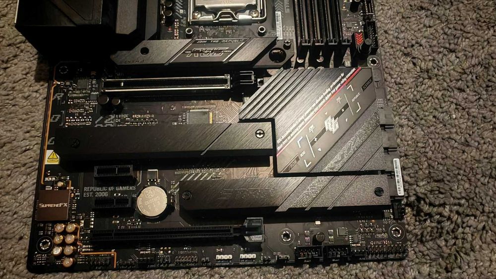 ASUS ROG Strix B650E-F Gaming WiFi + RYZEN 5 9600X 6-Core