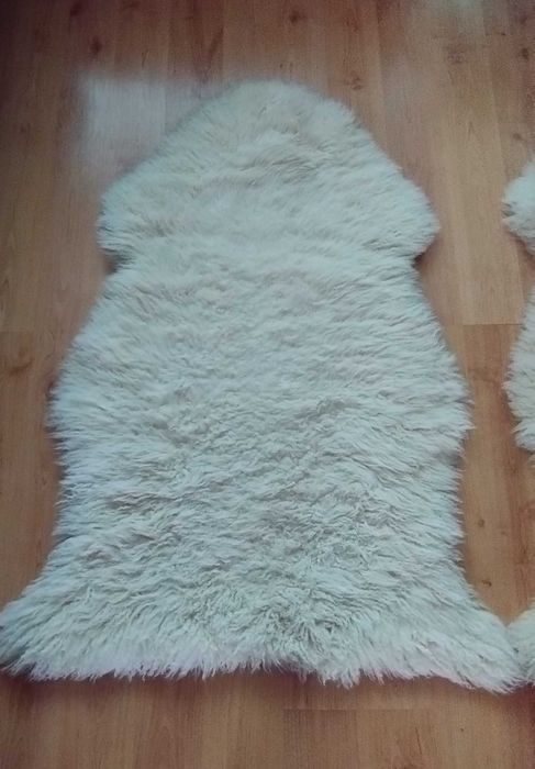 2 броя овчи кожи за постелка от IKEA