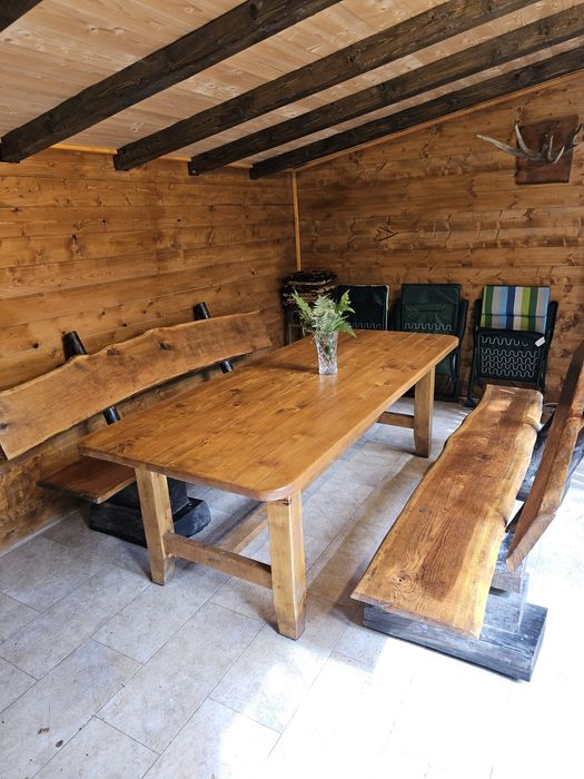 Vând masă cu 2 bănci din lemn masiv cu dimensiuni 2.20 .100 90 ptr ter