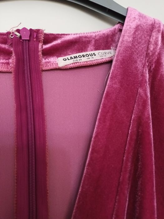 Кадифена рокля с интересен ръкав