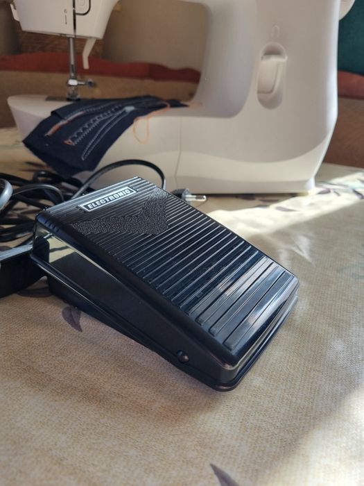 Masina de cusut Singer M2105