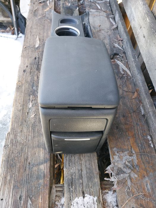 Подлокотник на Subaru Outback.