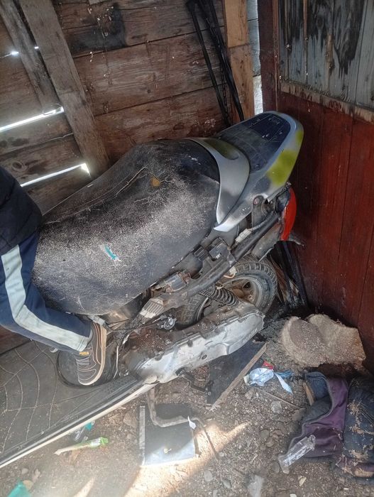 Vând scuter Aprilia defect set 80  preț 250 lei