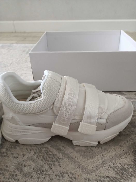 Продам жен кроссовки