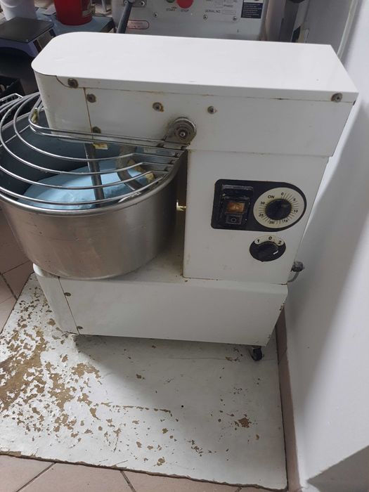 Vand utilaje patiserie: 2cuptoare Miwe, cuptor covrigi,malaxor,robot,