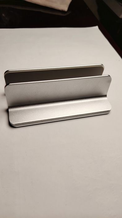 Вертикальный держатель для ноутбука