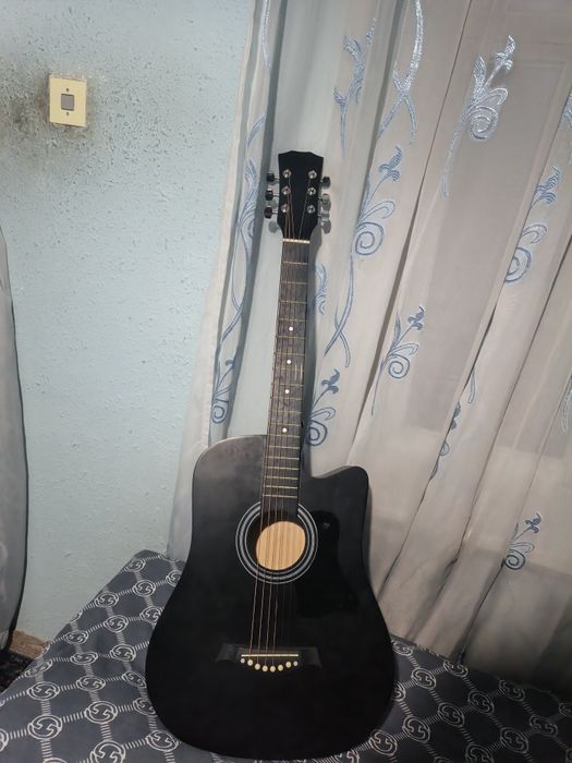 Akustik gitara sotiladi