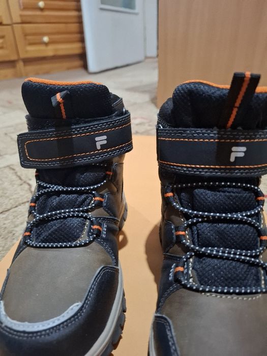 Продавам нови зимни боли за момче,марка Fila