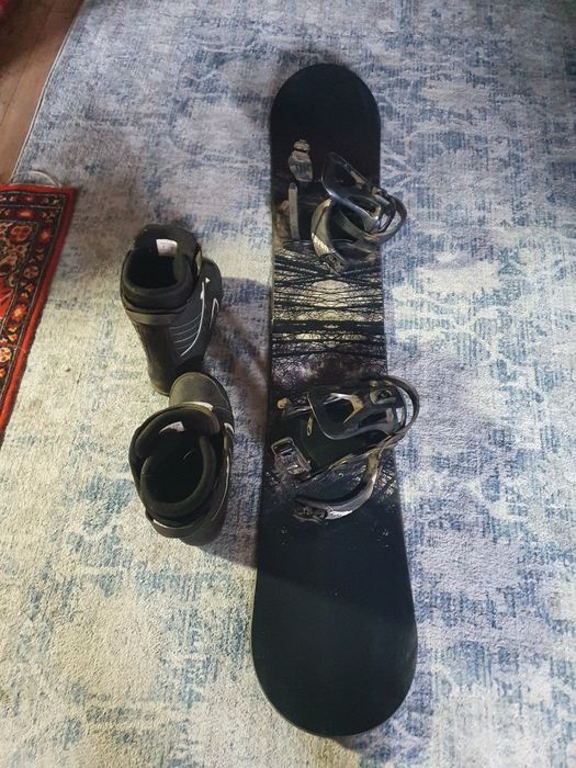 Vând placă de snowboard este foarte bună
