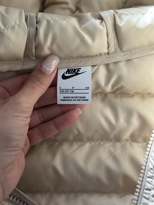 Чисто ново, оригинално яке на Nike