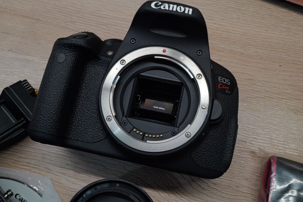 Aparat foto Nou Canon X7i Kiss 700D cu 5 cadre Grip DSLR Touchscreen