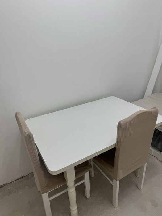 Продам стол белый, есть 4 стульчика